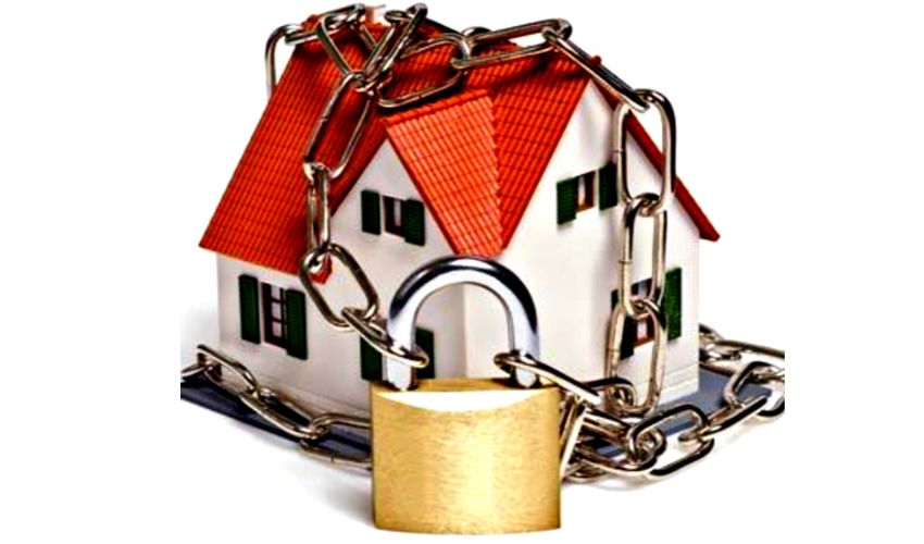 Gekeurd beslag met cilinder bij een huis in Zevenaar